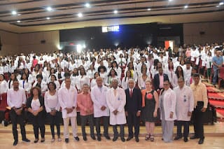 Ceremonia de batas blancas en la UASD: Estudiantes de medicina se preparan para su compromiso con la salud 5
