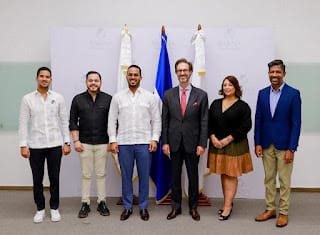 Ministro de la Juventud y rector de Barna firman acuerdo de colaboración.