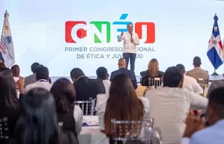 Abinader llama jóvenes a ser guardianes de la transparencia, la honestidad y la integridad 5