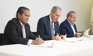 Desarrollan programa de inserción laboral para egresados de becas e Inglés de Inmersión