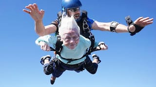 Anciana de 104 años salta en paracaídas para alcanzar un récord Guinness 5