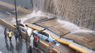 Varias personas atrapadas en vehículos luego de colapso de pared en desnivel avenida 27 de Febrero 5