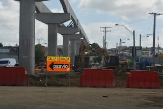 Tránsito se torna pesado en Santiago debido al cierre de calles para la construcción del monorriel y el teleférico