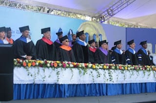 UASD RATIFICA COMPROMISO CON LA MOVILIDAD SOCIAL AL INVESTIR 4,156 NUEVOS PROFESIONALES