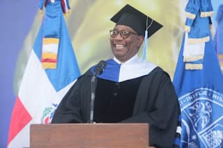 UASD RATIFICA COMPROMISO CON LA MOVILIDAD SOCIAL AL INVESTIR 4,156 NUEVOS PROFESIONALES