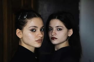 Gemelas vendidas al nacer se reencuentran a los 19 años gracias a TikTok