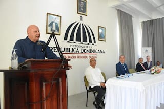 Titular del Mescyt llama a jóvenes a prepararse para convocatoria de becas a principios del 2024