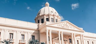 Hombre se estrella en Palacio Nacional y hiere gravemente a dos miembros de la seguridad