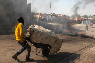 Al menos un muerto durante las protestas violentas en numerosas ciudades de Haití 23 Al menos un muerto durante las protestas violentas en numerosas ciudades de Haití