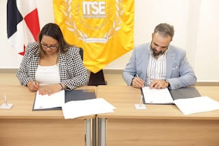 Firman convenio para impartir educación sobre las TIC 5