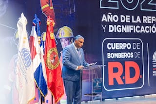 MIP dignifica a bomberos al incrementar a RD$15,000 mensuales su compensación económica