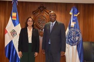 BHD dona dos autobuses a la UASD en el marco de convenio interinstitucional 4 BHD dona dos autobuses a la UASD en el marco de convenio interinstitucional