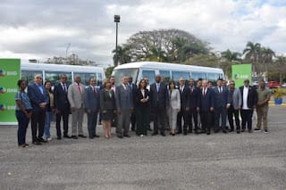 BHD dona dos autobuses a la UASD en el marco de convenio interinstitucional 7 BHD dona dos autobuses a la UASD en el marco de convenio interinstitucional