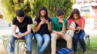 La Generación Z se enfrentan a "epidemia de ceguera" por uso prolongado de celulares 4 La Generación Z se enfrentan a "epidemia de ceguera" por uso prolongado de celulares