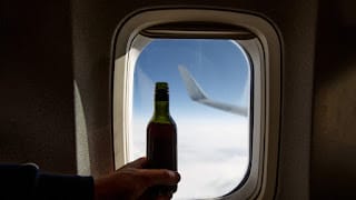 Pasajeros británicos se beben todo el alcohol de un avión en menos de media hora 5