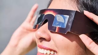 Por qué mirar el eclipse solar sin protección podría causar ceguera, según expertos