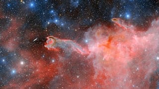Captan la 'mano de Dios' en el firmamento a "punto de devorar" una galaxia 5