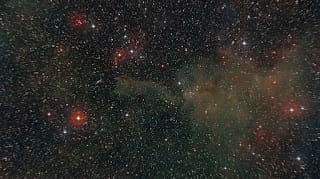 Captan la 'mano de Dios' en el firmamento a "punto de devorar" una galaxia