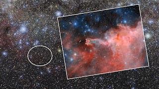 Captan la 'mano de Dios' en el firmamento a "punto de devorar" una galaxia