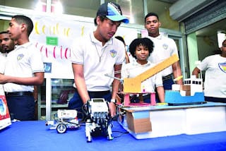 Alumnos llevan propuestas sobre medio ambiente a Feria Robótica 5