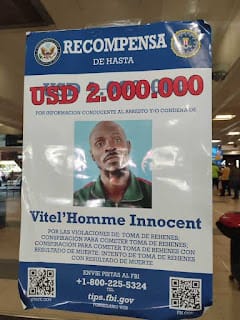 FBI coloca carteles en el AILA para dar con líder de pandilla haitiana