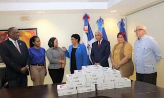 Decana Facultad Ciencias de la Educación entrega tabletas a Dirección de Admisiones UASD