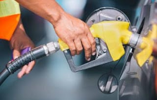 El gobierno vuelve a bajar los precios de cuatro combustibles 5