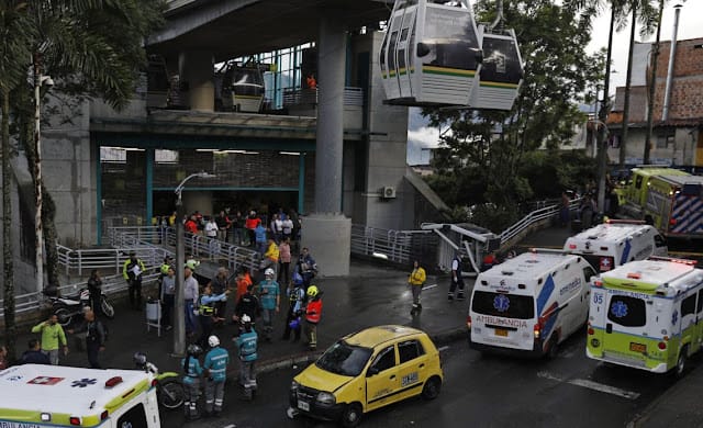 Una persona fallece y 20 resultan heridas en la caída de una cabina del teleférico en Medellín