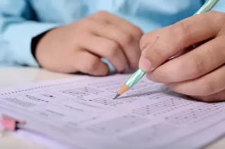 Arrestan a un estudiante usando Inteligencia Artificial para fraude en examen universitario en Turquía