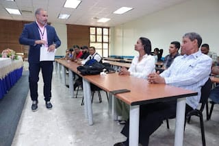 Dr. Oscar Benliza dista conferencia «Prompt Masculinidad Positiva»: Un Éxito en la UASD Santiago