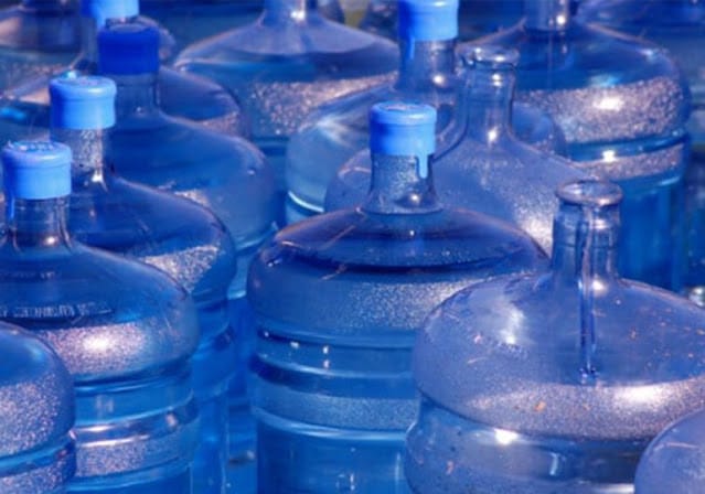 Establecen un plazo de 90 días para proteger los botellones de agua de los rayos del sol