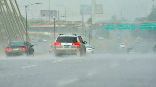 Onda tropical y vaguada provocarán aguaceros con tormentas eléctricas este miércoles