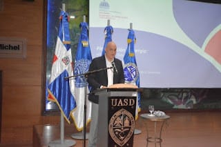 Ministro del MEPYD diserta en la UASD sobre el sistema eléctrico del futuro