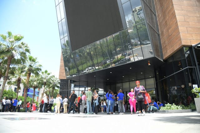 Evacúan la plaza Downtown Center por un fuerte olor, no era un escape de gas