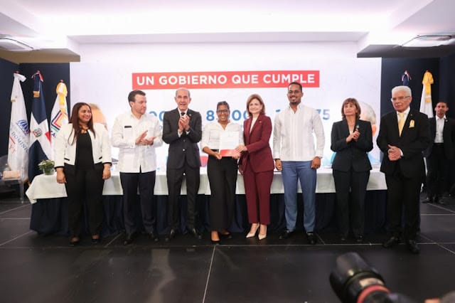 Gobierno inicia entrega de becas nacionales a jóvenes meritorios