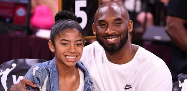 Los Lakers colocan una estatua de Kobe Bryant junto a su hija en la Crypto .com Arena