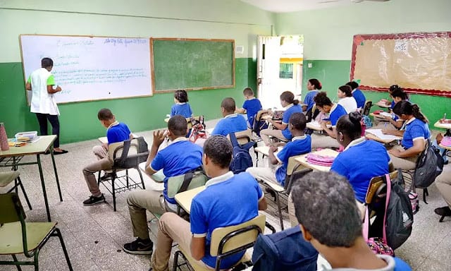 Educación tiene acuerdos con 119 colegios para recibir a estudiantes sin cupo en las escuelas públicas