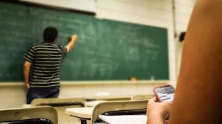 Francia probará la prohibición de móviles en 200 centros educativos