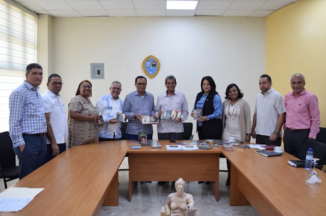 UASD Recinto Santiago recibe donación de audiolibros de Biblioteca Nacional