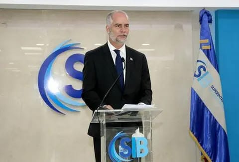 Superintendente de Bancos advierte sobre los riesgos del uso de criptomonedas en la República Dominicana