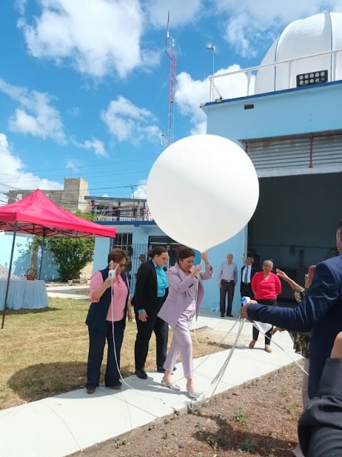 Representante de EE.UU. visita INDOMET y supervisa lanzamiento de globo para estudios atmosféricos