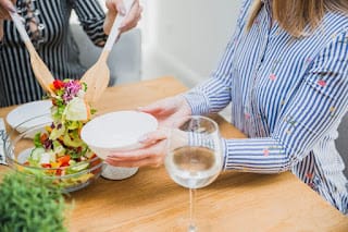 Beber agua con las comidas es beneficioso