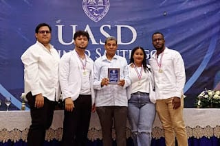 UASD Recinto Santiago colocan plaquitas a la XXVII Promoción de Médicos Internos