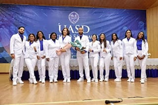 UASD Recinto Santiago colocan plaquitas a la XXVII Promoción de Médicos Internos