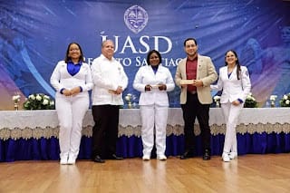 UASD Recinto Santiago colocan plaquitas a la XXVII Promoción de Médicos Internos