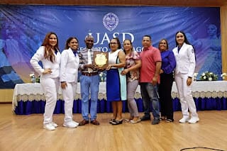 UASD Recinto Santiago colocan plaquitas a la XXVII Promoción de Médicos Internos