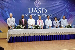 UASD Recinto Santiago colocan plaquitas a la XXVII Promoción de Médicos Internos