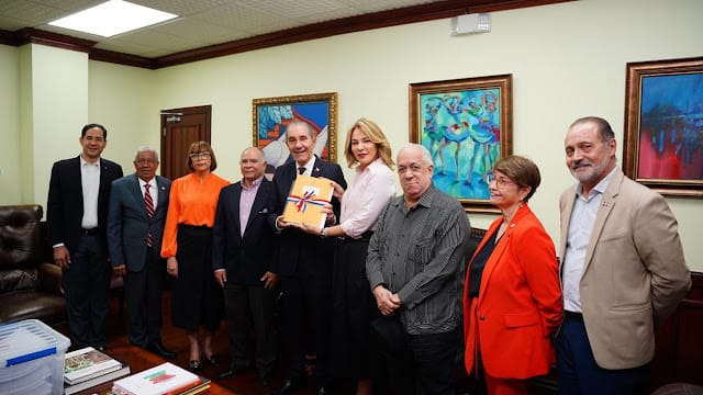 Ministra Milagros Germán entrega al Mescyt documentación para creación de la Universidad de la Cultura y las Artes