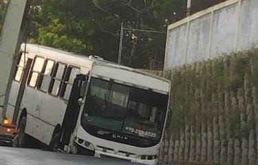 Se hunde tramo de una calle en Santiago mientras circulaba un autobús