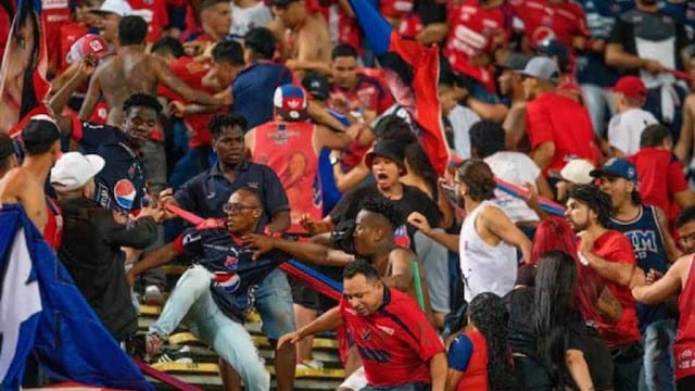 Enfrentamiento con cuchillos en estadio de Medellín deja múltiples heridos y suspende partido